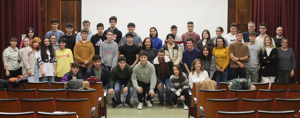 Los profesores y alumnos de las jornadas de emprendimiento posan con los tres premiados