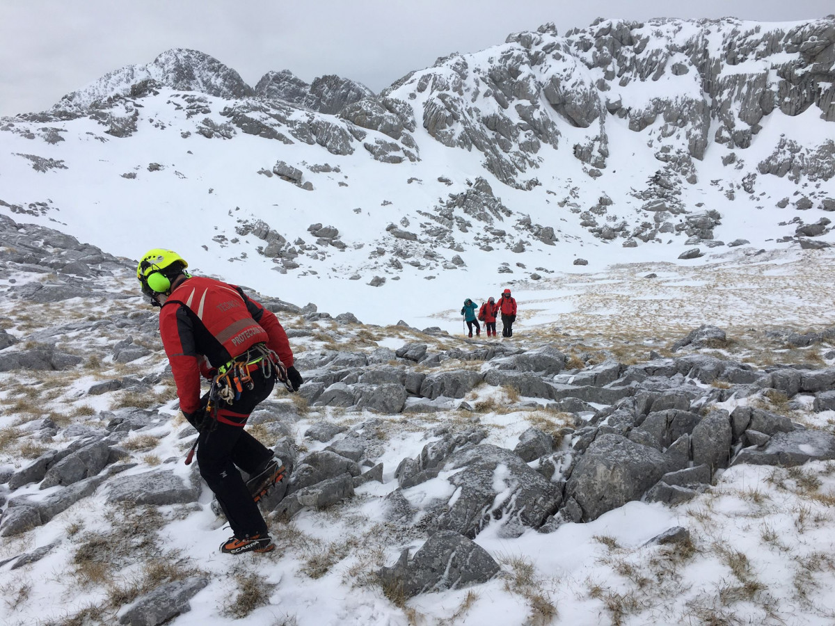 Rescate peu00f1a regaliz picos de europa cantabria