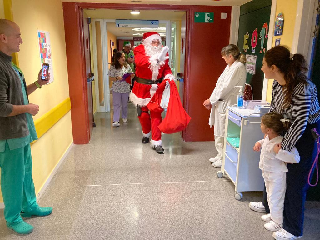 Papa noel navidad 2023 hospital de leon