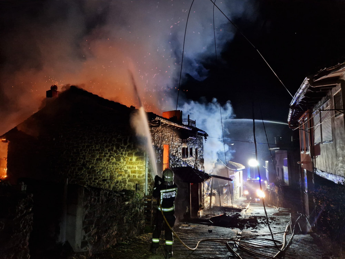 Incendio cuadra buyezo cabezon de liebana  cantabria (4)