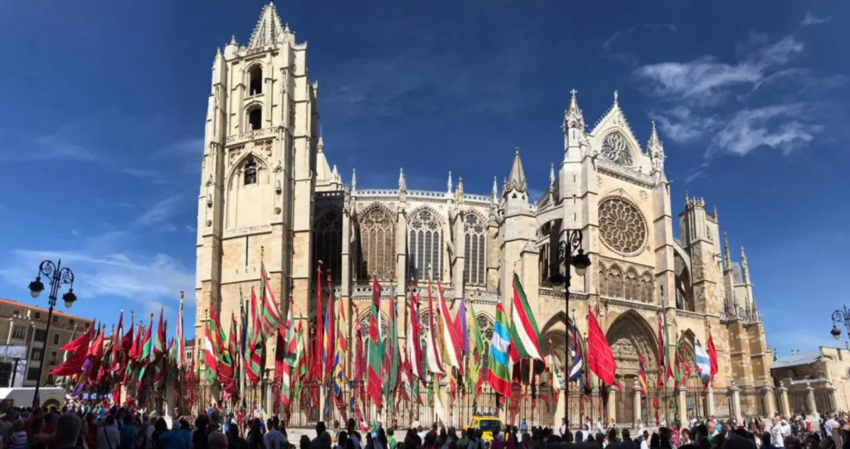 Concentraciu00f3n de pendones frente a la catedral de Leu00f3n