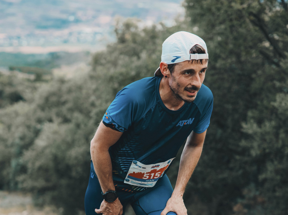Ivan alvarez corredor de montaña leones Atom Isasa Trail Xtrem