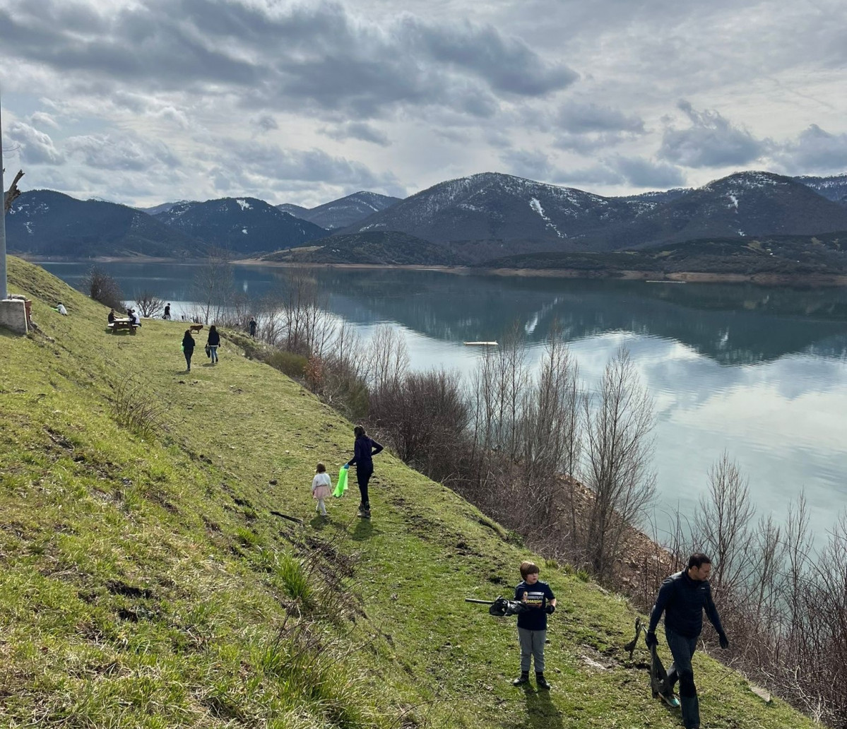 Recogida de basuraleza embalse de riau00f1o (4)