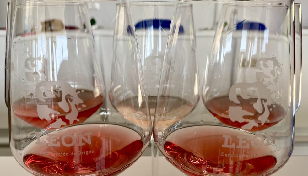 Copas de vino rosado genérico de la Denominación de Origen León