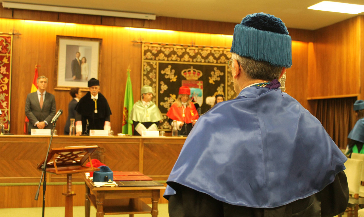 El maestro de ceremonias da comienzo al acto