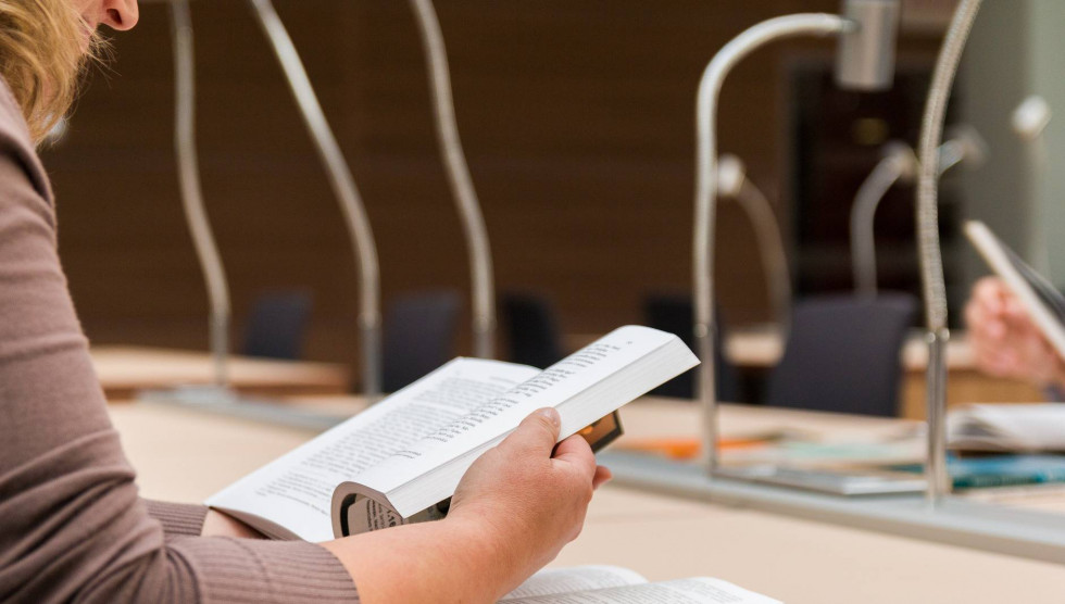 Estudiante en la biblioteca becas