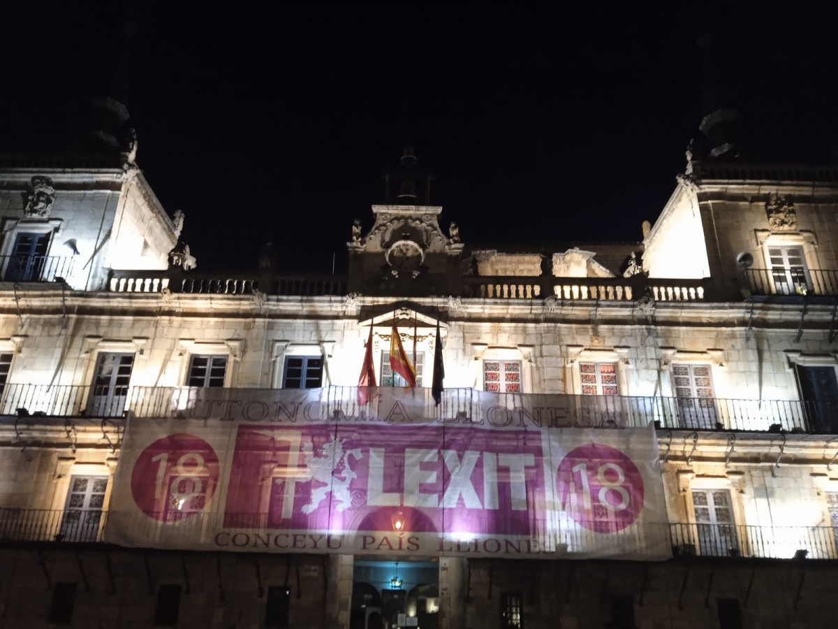 Foto Pancarta LEXIT edificio Ayuntamienton Plaza Mayor 1 (1)