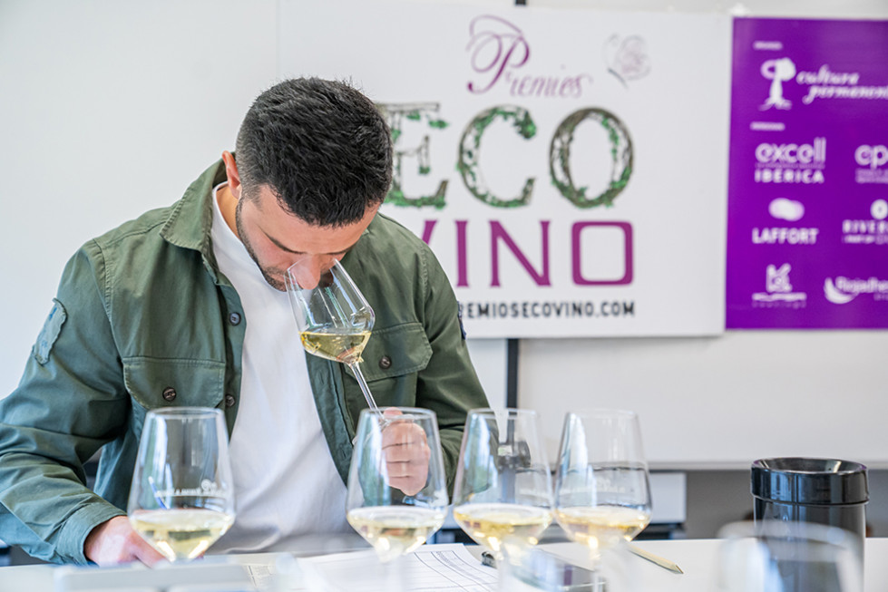 Uno de los integrantes del panel profesional durante la cata a ciegas en Ecovino 2024