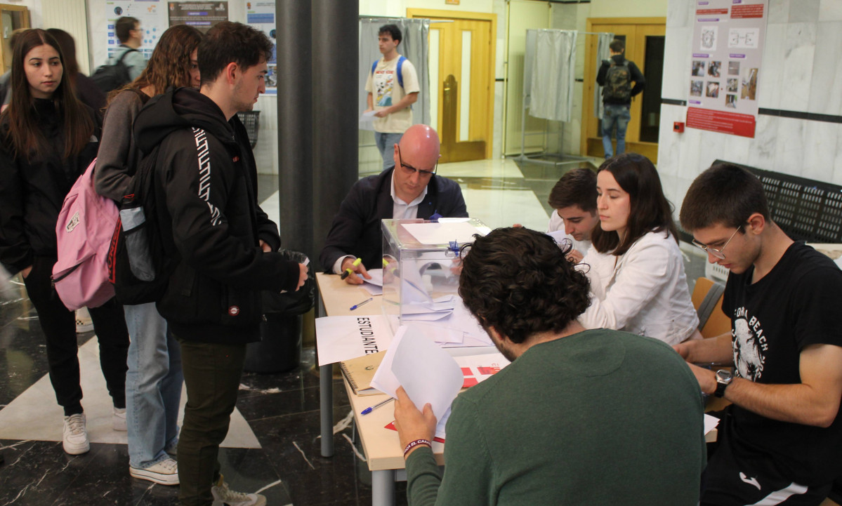 Alumnos votando en la Escuela de Industriales