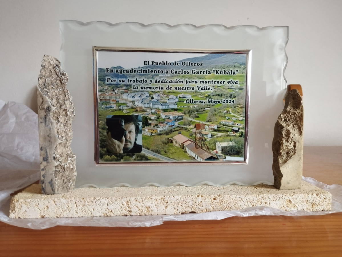 Placa homenaje olleros carlos garcia kubala