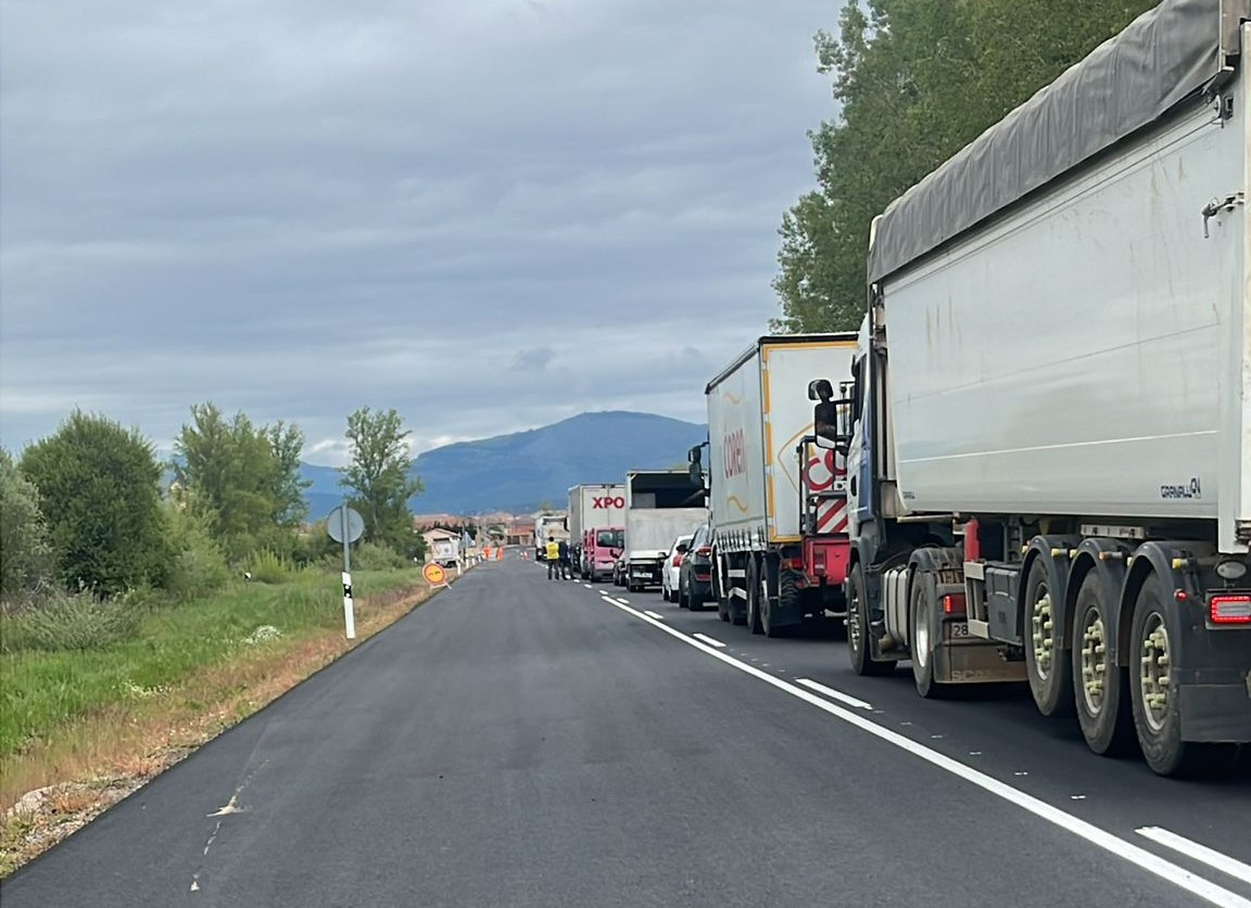 Retencion caravana obras N 625 entre cistierna y cubillas de rueda