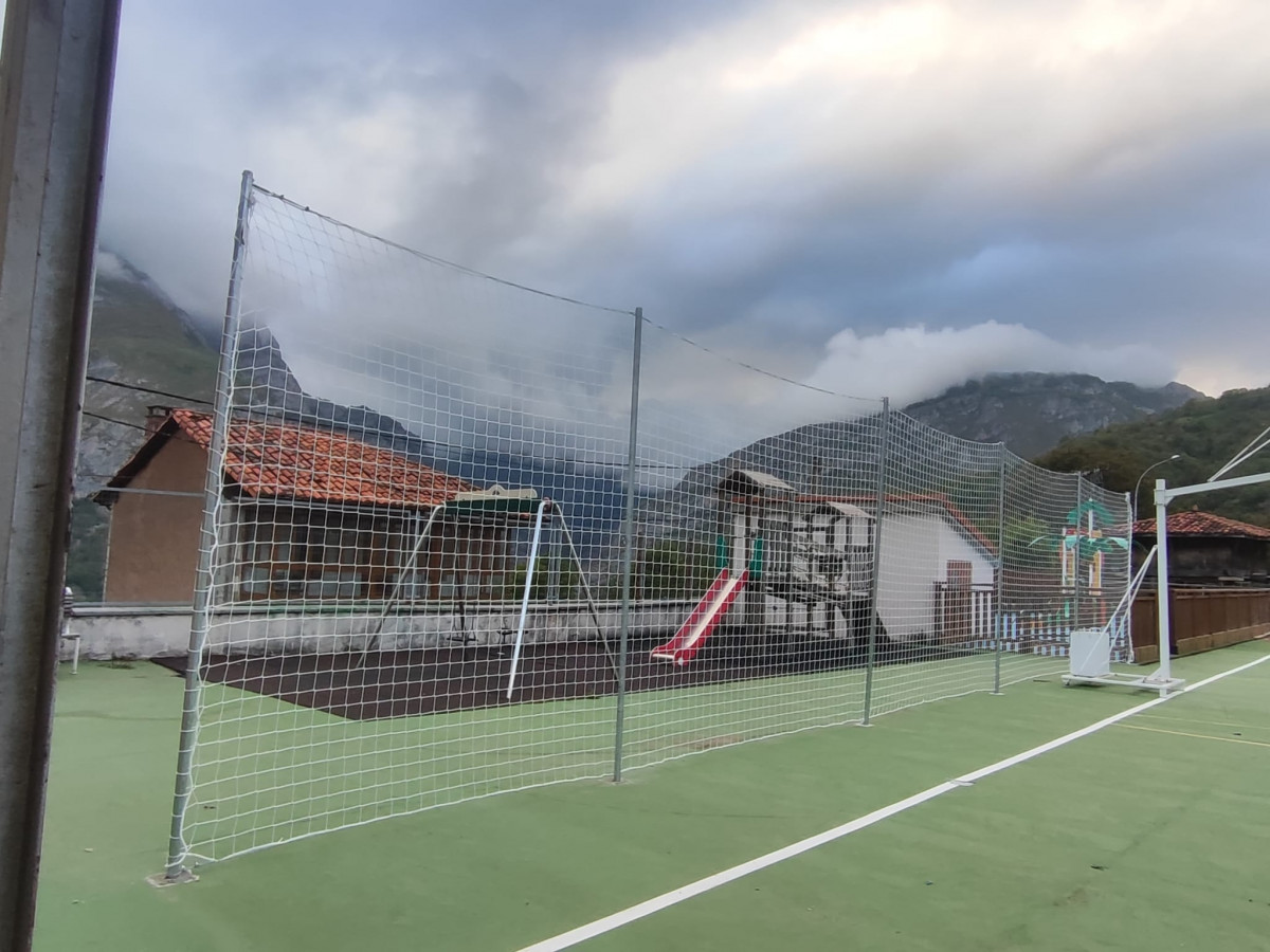 Redes protecciu00f3n pista polideportiva sajambre 1