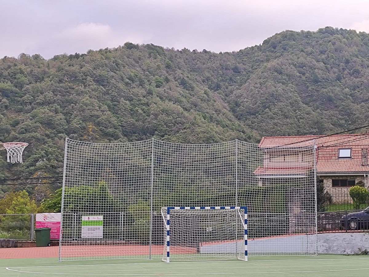 Redes protecciu00f3n pista polideportiva  sajambre 2