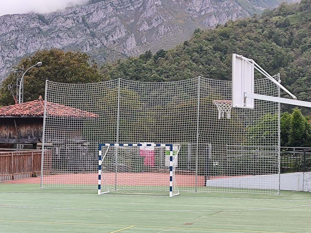 Redes protecciu00f3n pista polideportiva sajambre 3