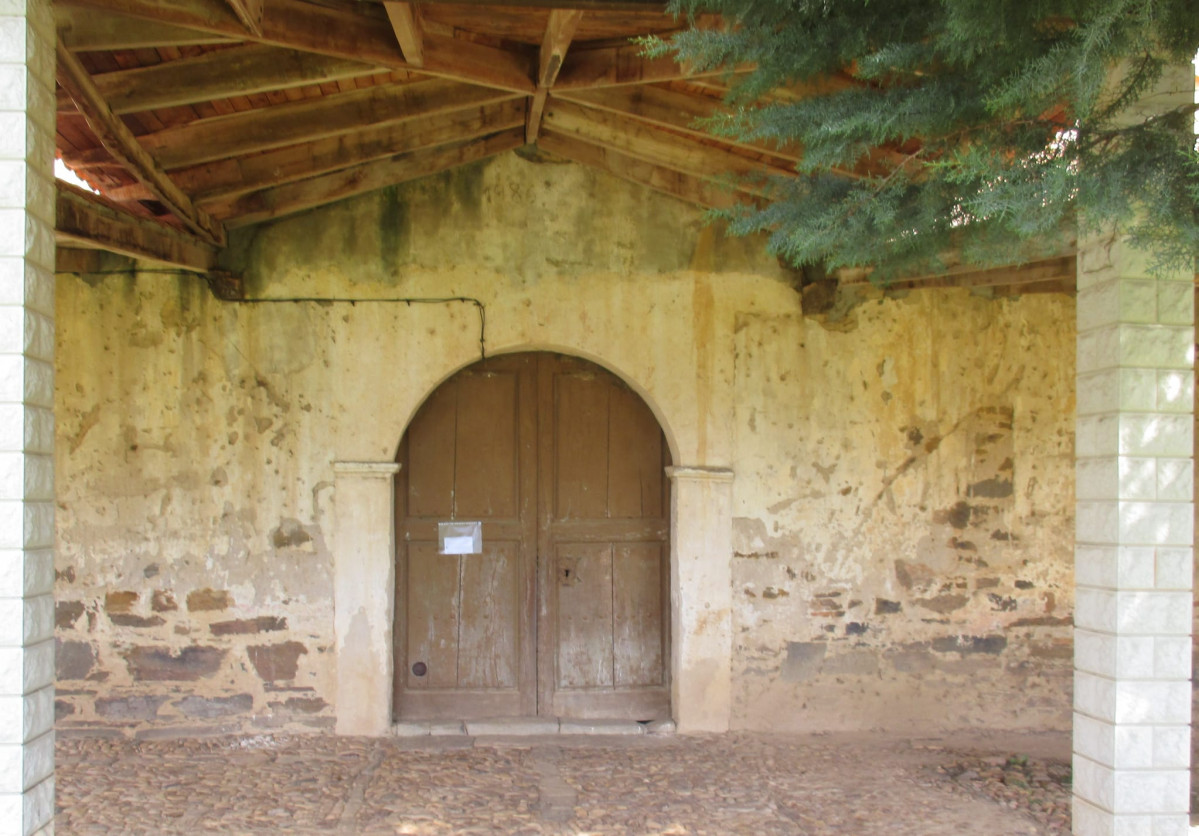 Puerta forzada de la iglesia de Genestacio de la Vega