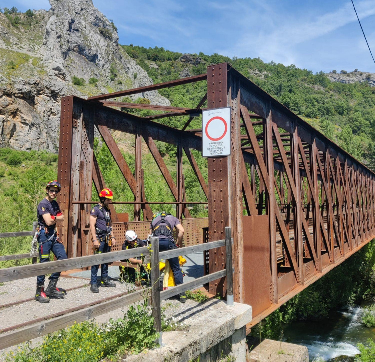 Curso practicas bomberos SEPEIS via ferrata y tirolina de Cistierna