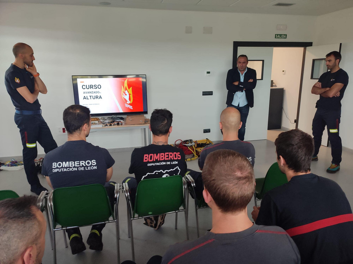 Curso practicas bomberos SEPEIS via ferrata y tirolina de Cistierna (2)