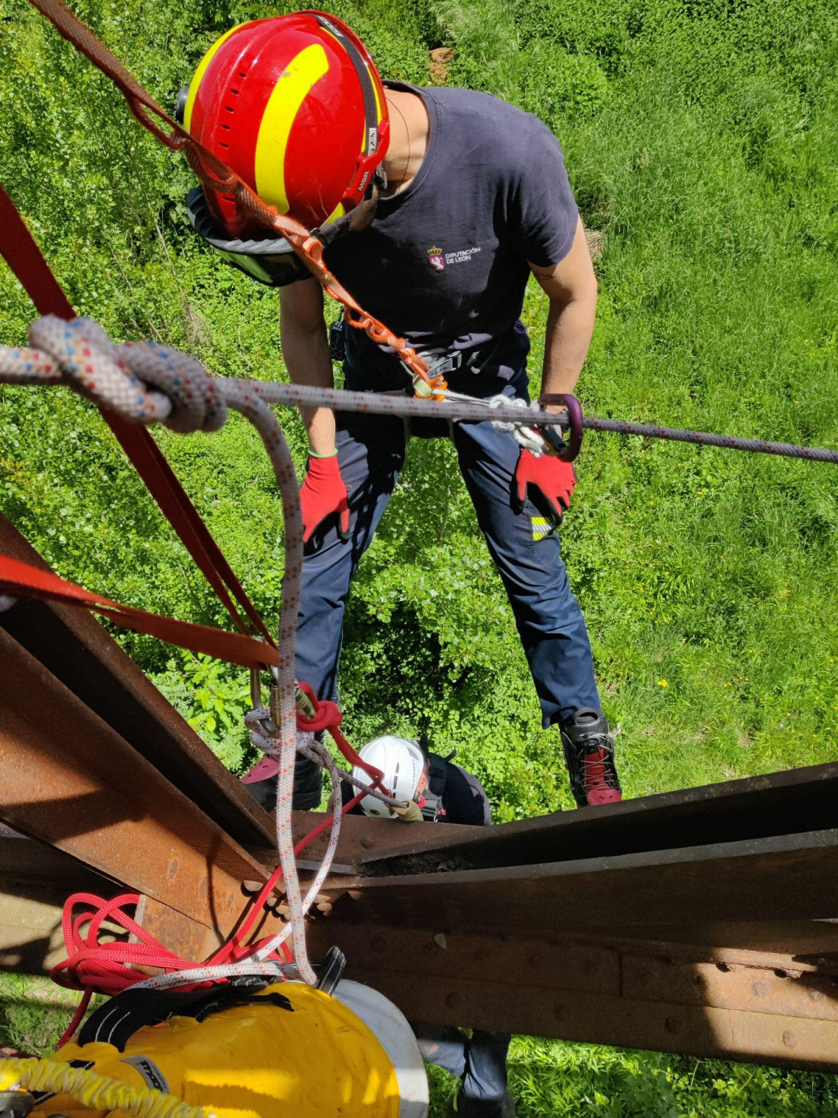 Curso practicas bomberos SEPEIS via ferrata y tirolina de Cistierna (3)