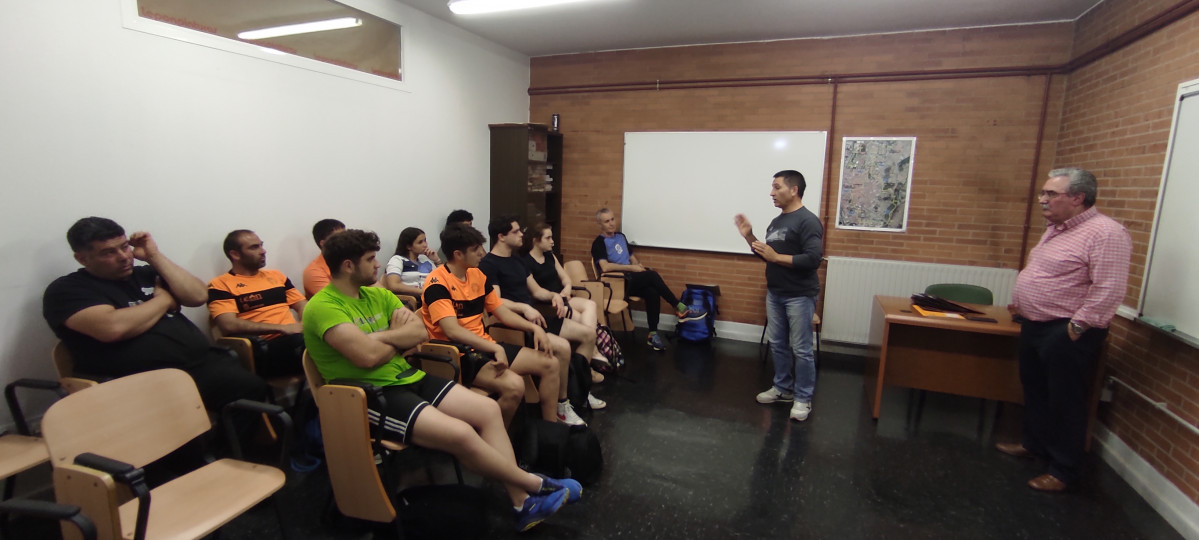 HECTOR DE CASTRO SE DIRIGE A LOS ALUMNOS