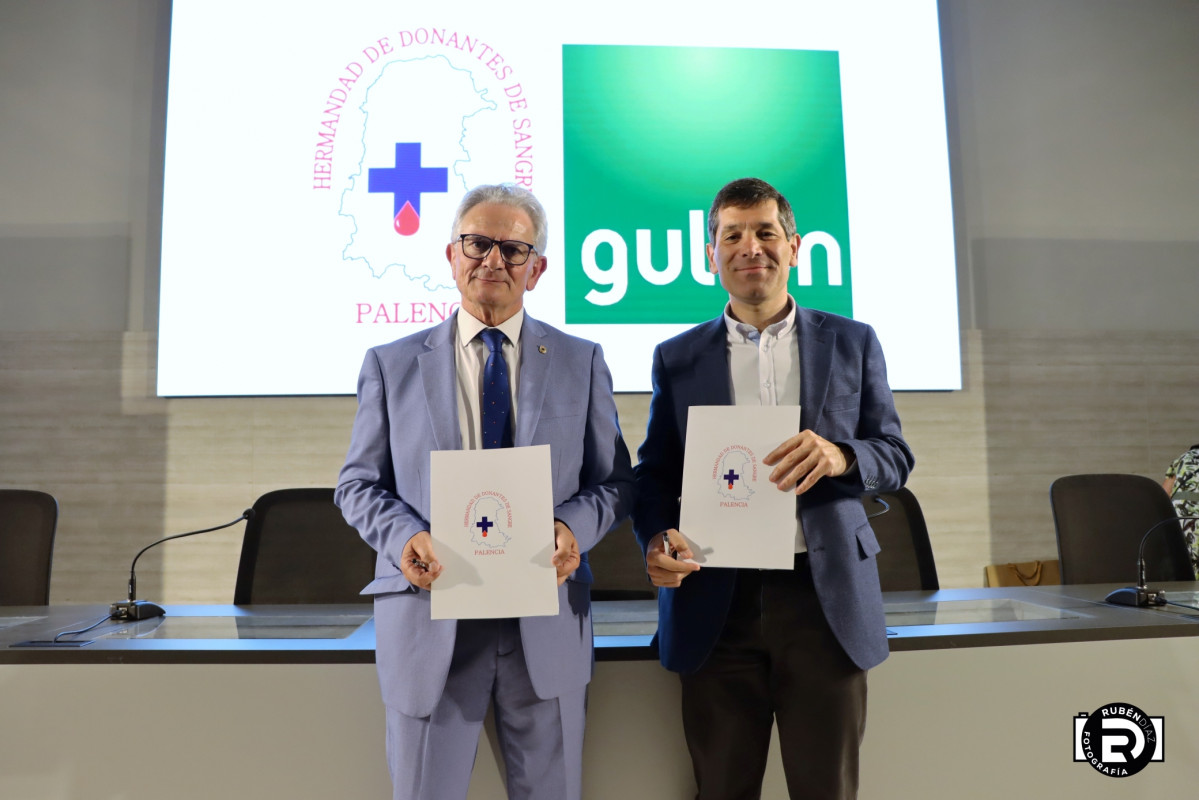 240619 Manuel Maza, presidente de la Hermandad de Donantes de sangre de Palencia y Paco Hevia, el director Corporativo de Galletas Gullu00f3n