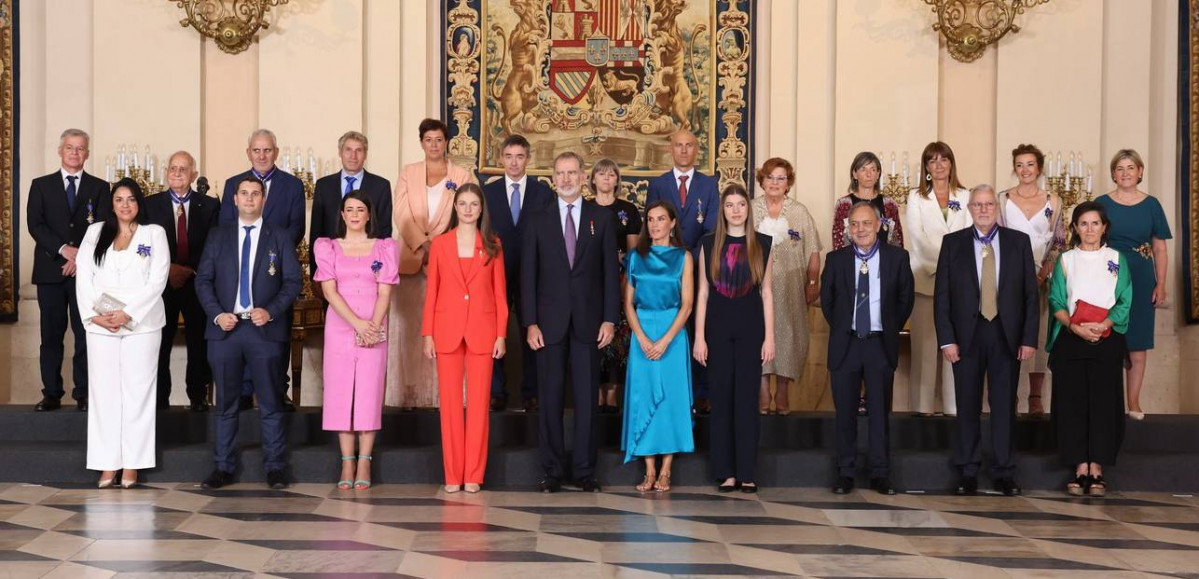 La familia real con todos los condecorados