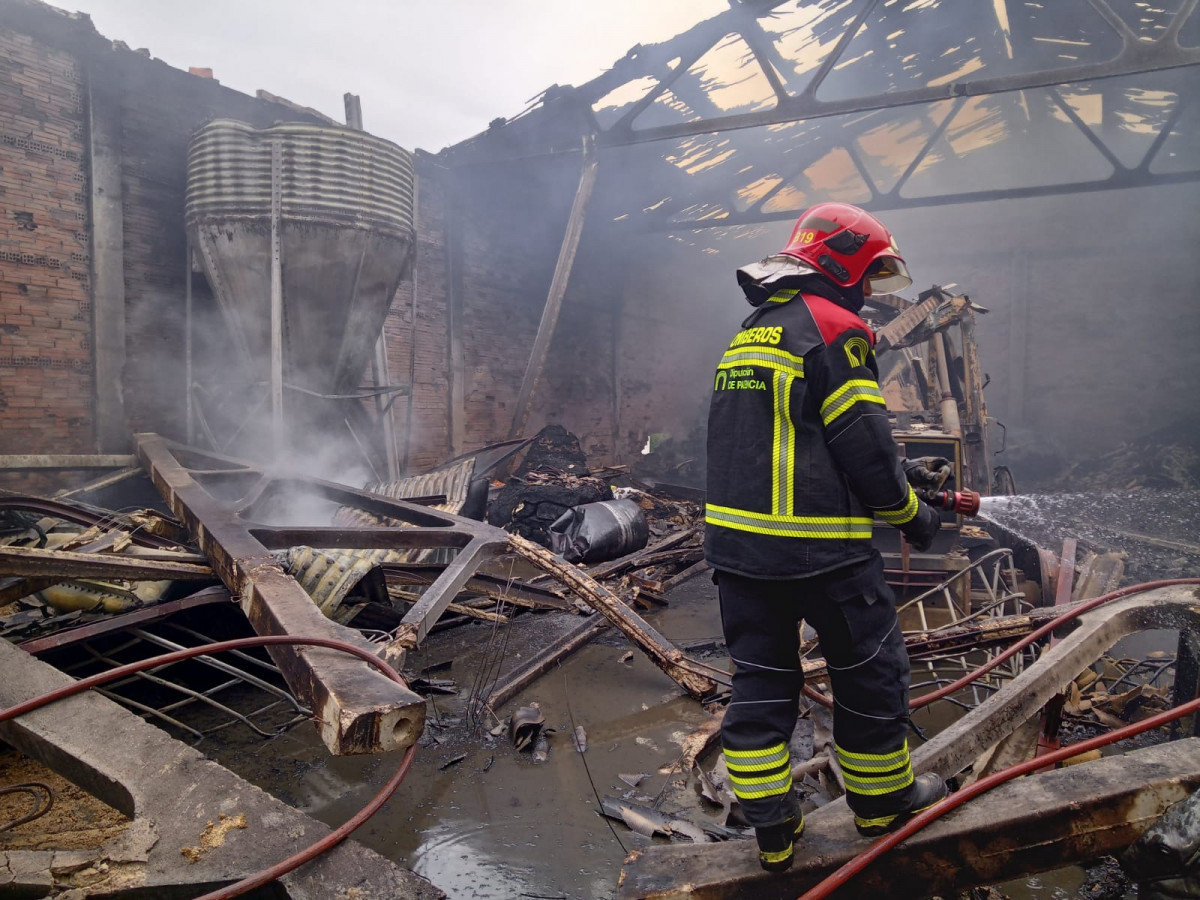 Incendio nave agricola intorcisa (7)