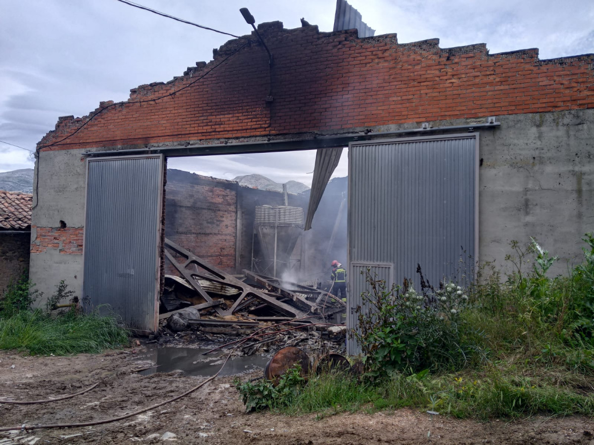 Incendio nave agricola intorcisa (10)