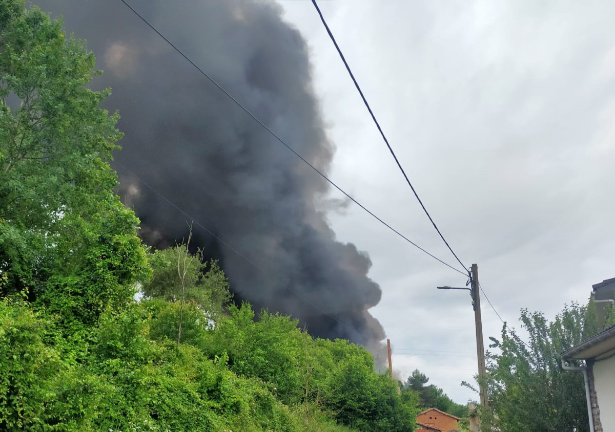 Incendio nave agricola intorcisa
