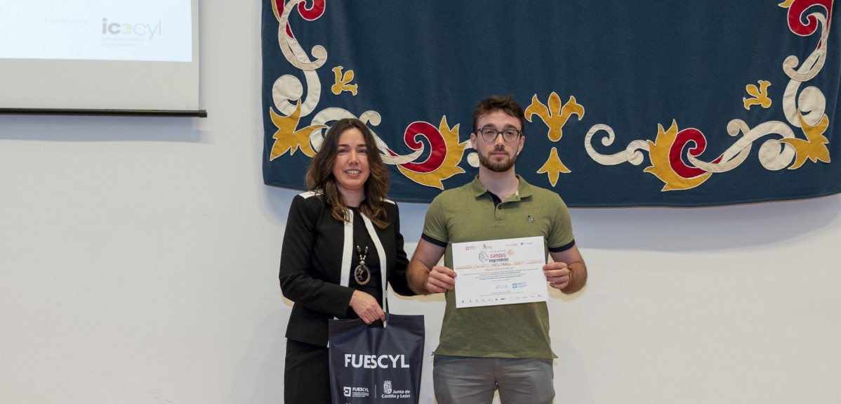 El alumno premiado de Biotecnologu00eda, Miguel Serrano Muu00f1oz, con la directora de la OTC de la ULE, Liliana Herrera