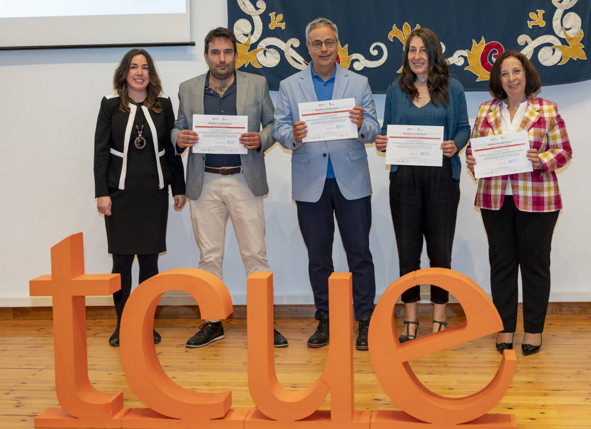 Liliana Herrera con los integrantes del GEAT que recibieron el u00e1ccesit