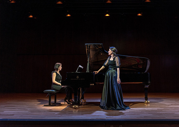 Pianista Elisa Rapado y la soprano Adriana Viu00f1uela FCAyC