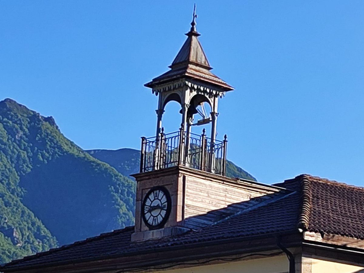 Torre reloj ayuntamiento oseja de sajambre (2)