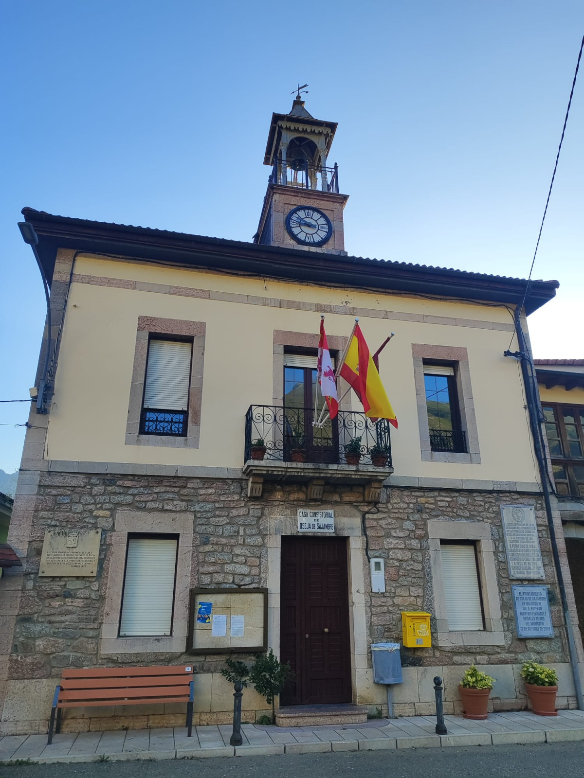 Ayuntamiento oseja de sajambre torre reloj (2)