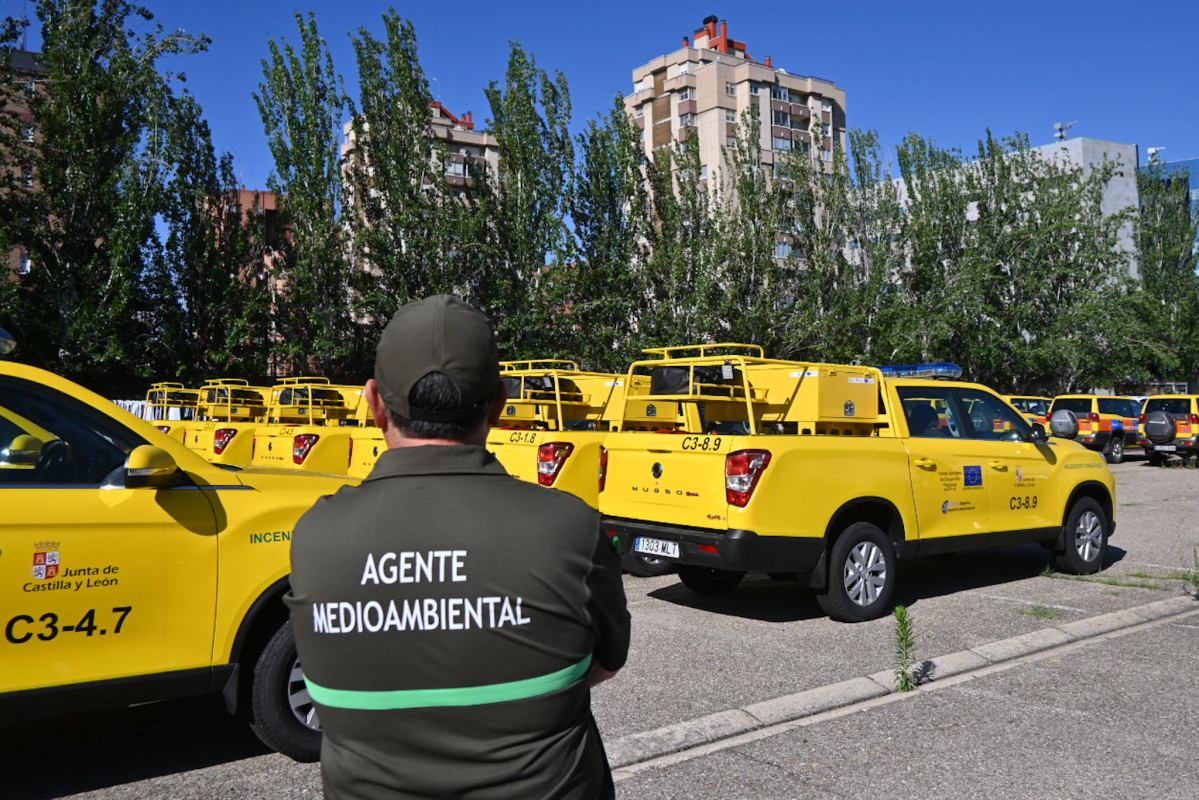 Agentes medioambientales vehiculos operativo contra incendios