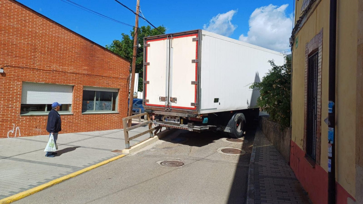 Camion atascado centro de salud bou00f1ar