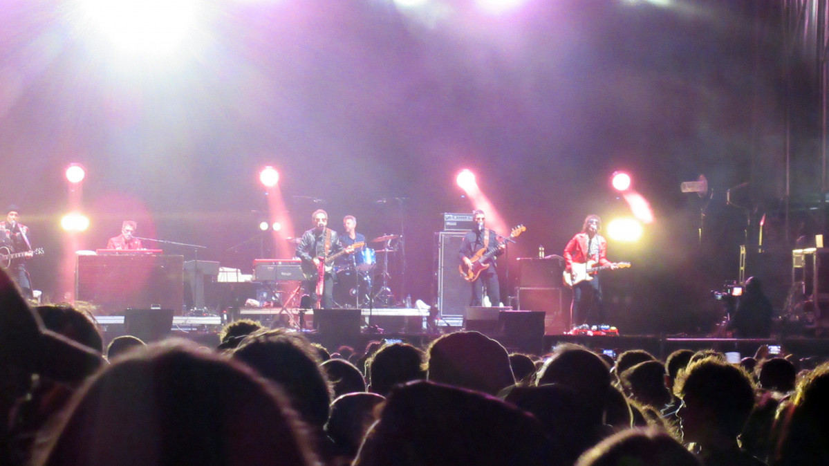 El argentino Andrés Calamaro con su banda al completo.