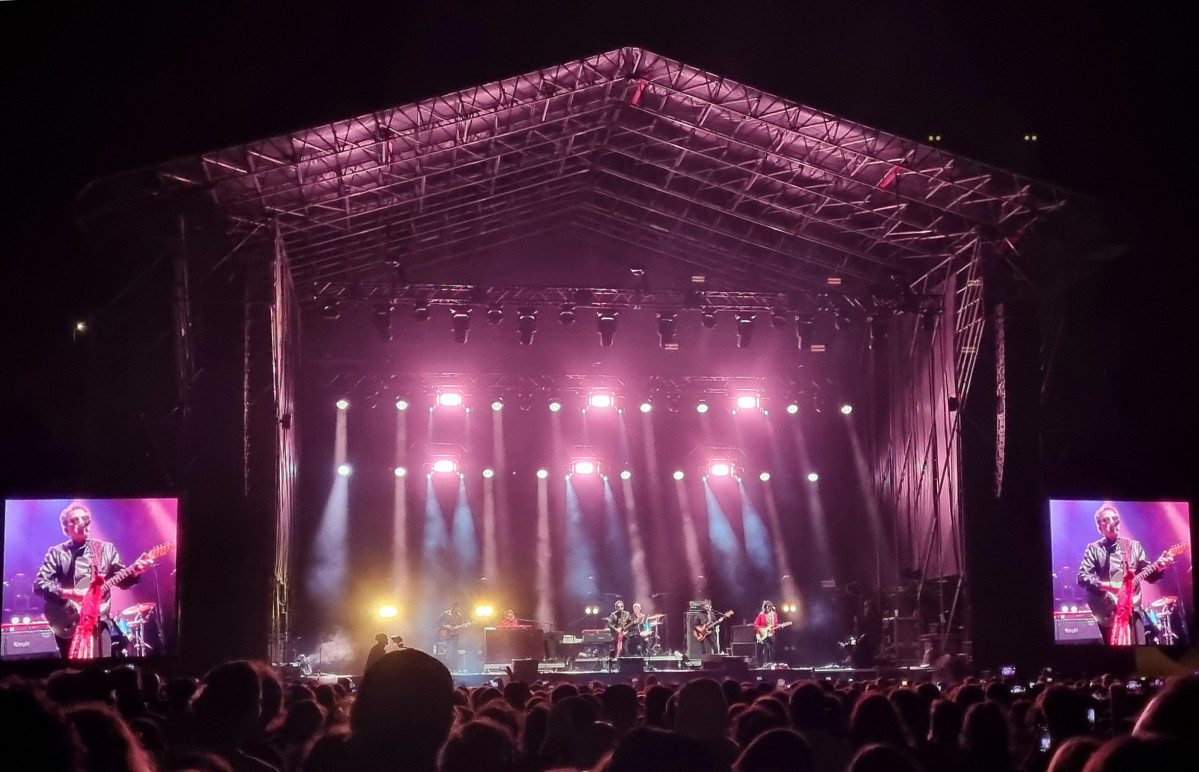 Andrés Calamaro en el escenario con su banda
