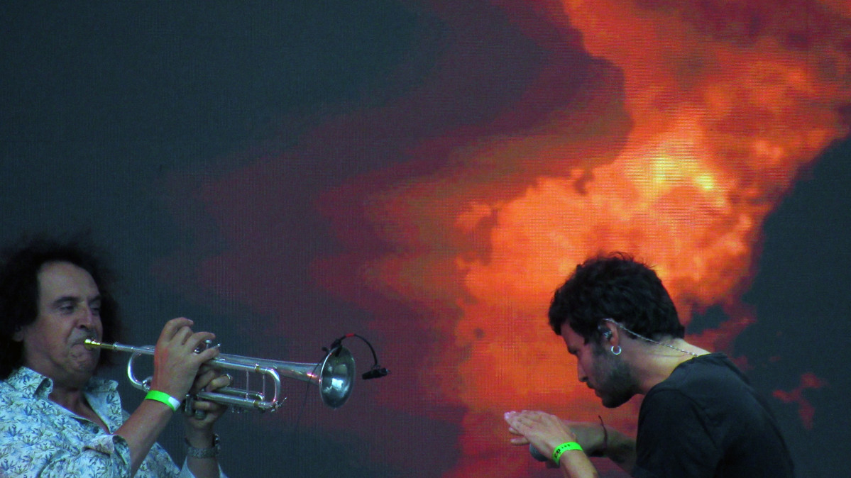 Willy con el famoso trompetista de su banda Patxi Urchegui durante el concierto