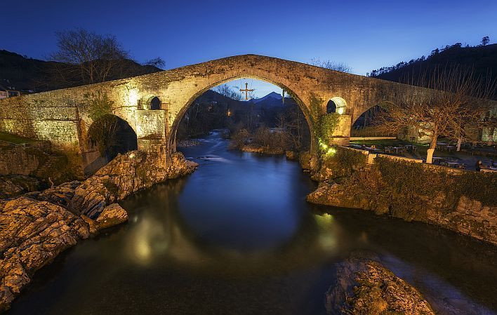 Puente Romano Cangas de  Onis noche
