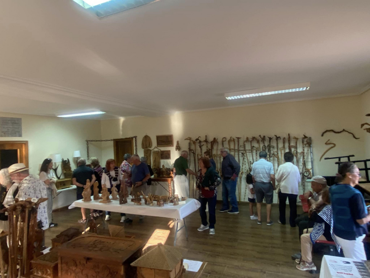 Exposicion artesanos madera prioro (2)