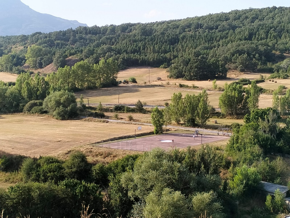 Pista polideportiva cerezal de la guzpeña