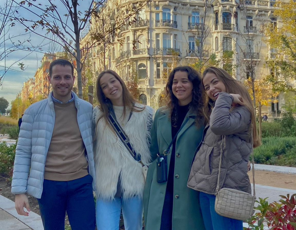 Oriol 'uri', de morgovejo, con sus hermanas