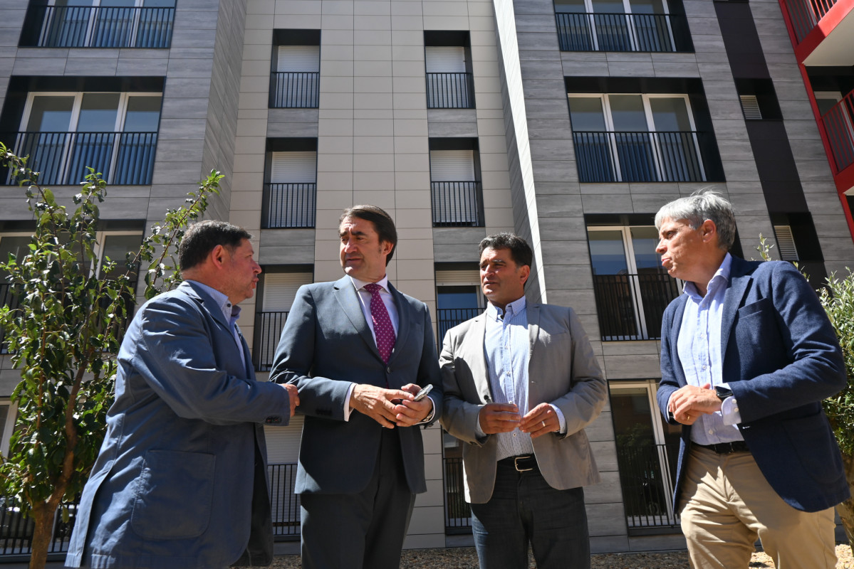 20240822 CONSEJERO MEDIO AMBIENTE  VISITA PISOS REHABILITACIÓN VALENCIA DE DONDE JUAN 01
