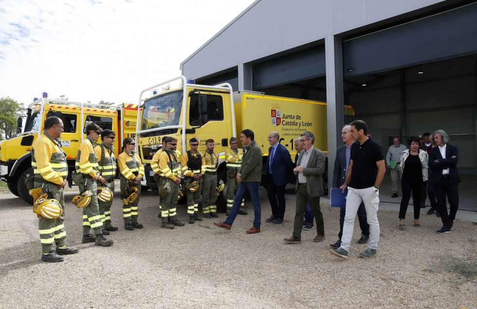 Quiñones visita instalaciones autobommbas 24