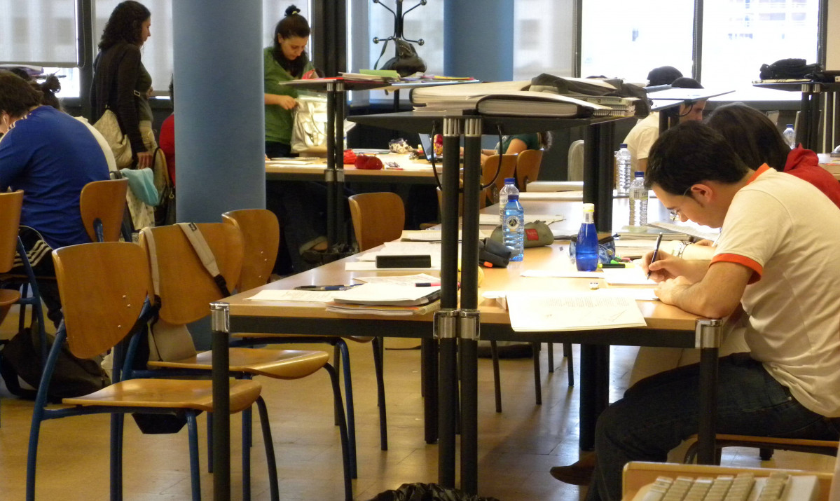 Estudiantes en la biblioteca 01