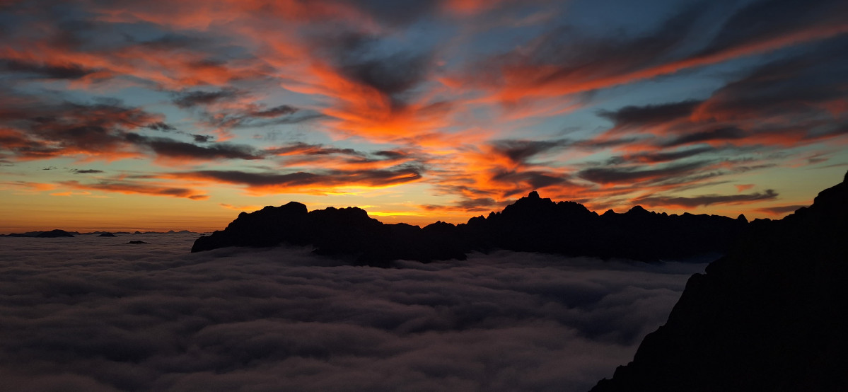 Atardecer picos de europa collado jermoso