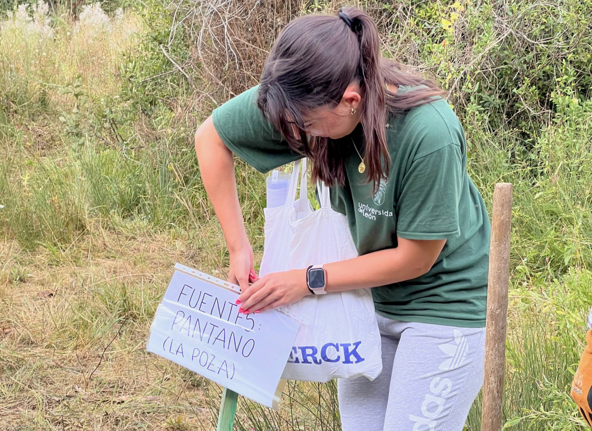 Ana Isabel Robles señalizando una de las fuentes localizadas