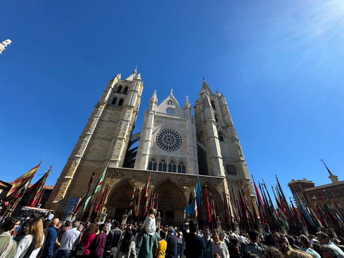 Desfile de pendones san froilan 2024 leon (7)