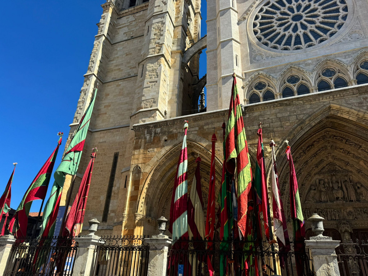 Desfile de pendones san froilan 2024 leon (15)