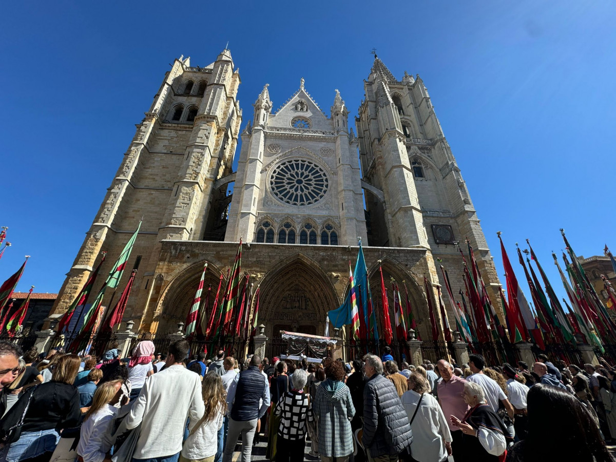 Desfile de pendones san froilan 2024 leon (16)
